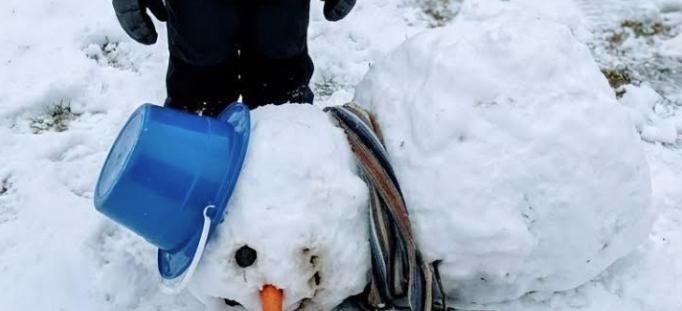 La vigilia di Natale. Due sconosciuti sul portico… e un sussurro che spezzò la mia vita per sempre