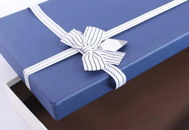 Mia suocera lasciò il regalo per il compleanno del nipote sulla soglia e se ne andò in fretta