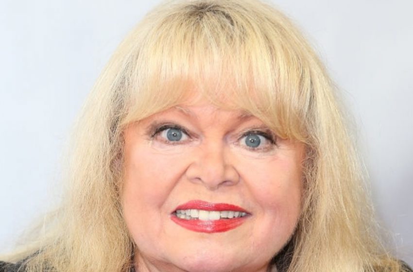 Ha affascinato il mondo negli anni ’70!: ora a 77 anni, solo i veri fan possono riconoscerla solo dai suoi occhi!