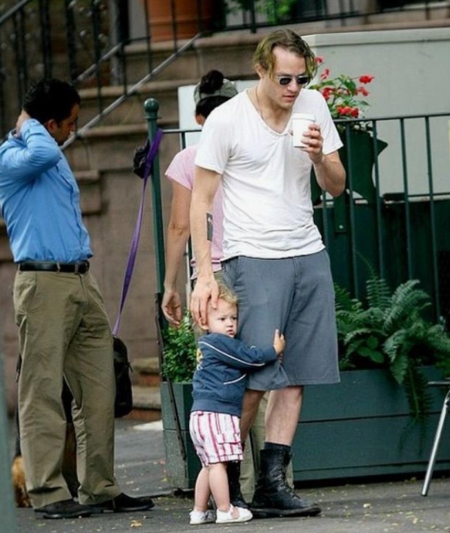 Chi È Questo Attore Iconico Insieme a Sua Figlia?: Uno Sguardo Toccante a Una Stella Spenta Troppo Presto