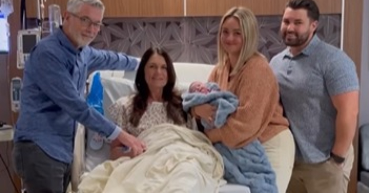 Nonna diventa surrogata per il figlio e la nuora: la definisce un’“esperienza straordinaria e spirituale”