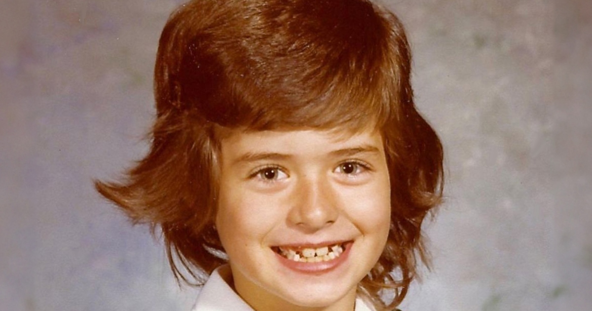 Amata Star della TV Compie 57 Anni: Riconosci Questa Foto della Sua Infanzia?