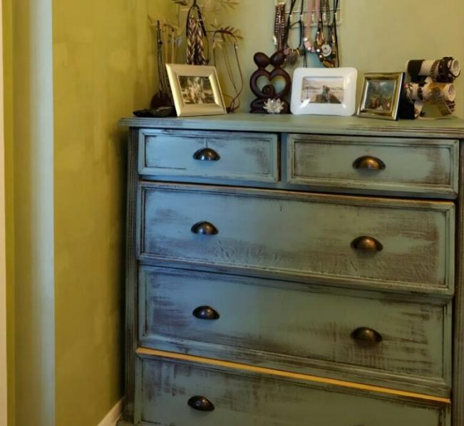 Una segretaria si sentì male al lavoro, così uscì. Si sedette su una panchina e chiuse gli occhi. Quando rinvenne, vide un anziano che cercava di sfilarle un braccialetto d’oro dal polso.