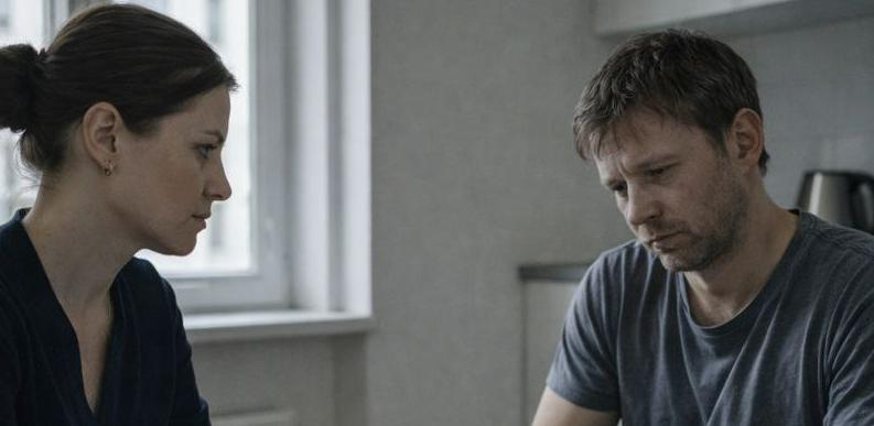 Mia suocera chiamava ogni giorno esattamente alle 2:00 di notte: non riuscivamo a dormire a causa sua ed eravamo furiosi finché non abbiamo scoperto il vero motivo di queste chiamate