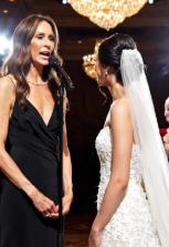 Mia madre prese il microfono al matrimonio di mia sorella e sorrise, compiaciuta: «La mia unica vera figlia è la sposa. E l’altra? Una divorziata, senza figli, che non ha nemmeno finito il liceo».