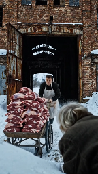 Ogni giorno, una pensionata settantenne comprava 40 kg di carne da un macellaio di sua conoscenza. Un giorno, il macellaio decise di seguirla e, quando vide dove stava mettendo tutta quella carne, chiamò la polizia.