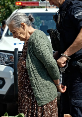 La polizia si è sentita dispiaciuta per la povera anziana che commerciava illegalmente per strada: ma quando uno degli agenti si è chinato e ha esaminato attentamente le verdure, la donna è stata immediatamente arrestata 😱😨