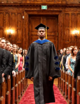 Vattene da qui, non è il tuo posto!” – gridai a mia madre alla mia laurea 🎓, in quel momento sacro in cui pensavo di proteggere il mio futuro.  Gli applausi risuonavano ancora nell’aula magna di Pécs quando la vidi in fondo, con una borsa di tela strappata, una giacca consumata, sola.  Intorno a me sorrisi in giacca e cravatta, famiglie d’élite con cui la vita era già pianificata. E io… camminavo più verso il mio orgoglio, che verso di lei. Si avvicinò, mi toccò delicatamente la spalla.