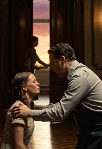 La direttrice mi ha sbattuto le dita contro il pianoforte per farmi tacere, urlando che una beccaccia non avrebbe rovinato la sua reputazione. Ma quando il vecchio accordatore mi ha fasciato la mano sanguinante, ha scoperto il nostro terrificante segreto: un tasto d’avorio con un numero nascosto era sparito dal tasto rotto. Il conservatorio nascondeva un crimine.